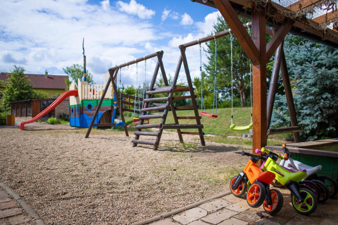 Amenity Penzion Горни-Вестонице Экстерьер фото